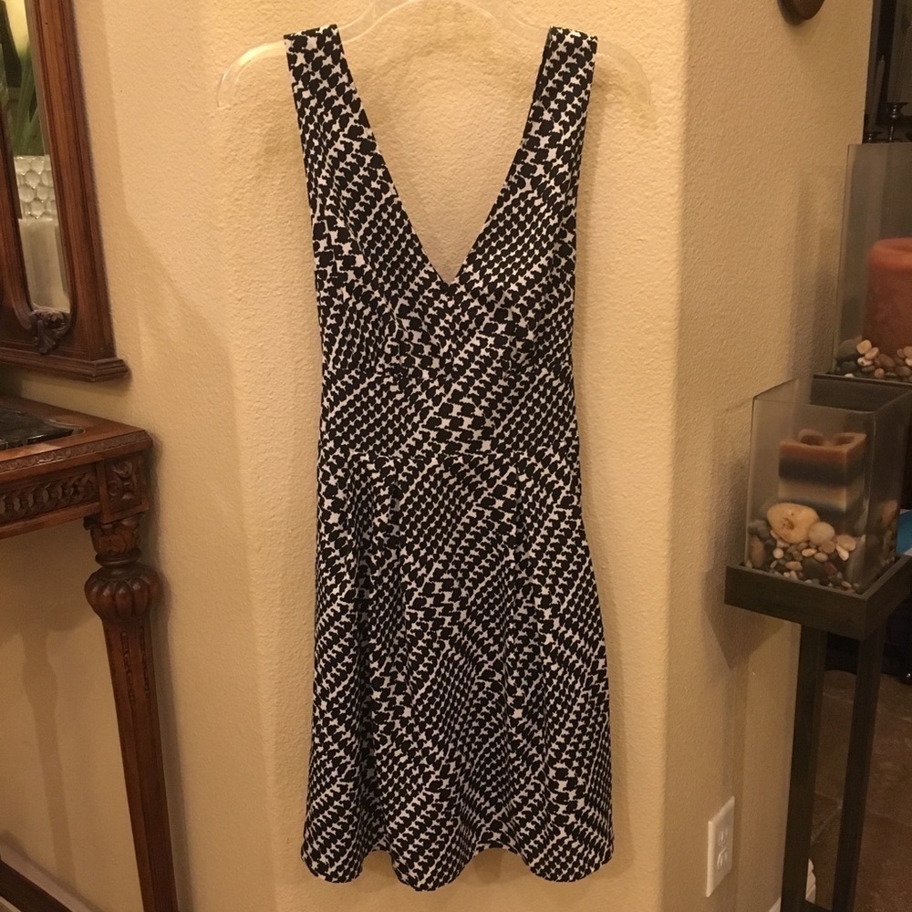 VICTORIA’S SECRET Women Black & White
V-Neck Pattern Sleeveless Dress Size 10